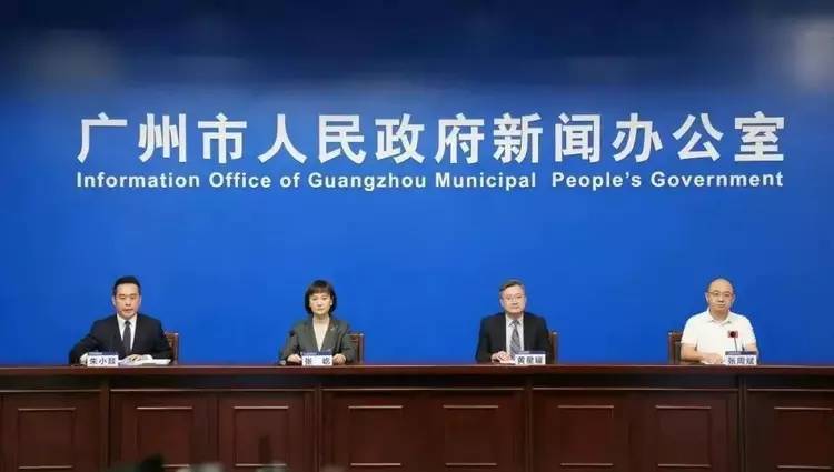» 3、广州疫情发布会上发言人集体摘口罩» 深圳：这些场所不再查验核酸检测证明 今日起，深圳公交、地铁、药店、公园、室外旅游景点等，凭健康码绿码通行，不再查验核酸检测证明