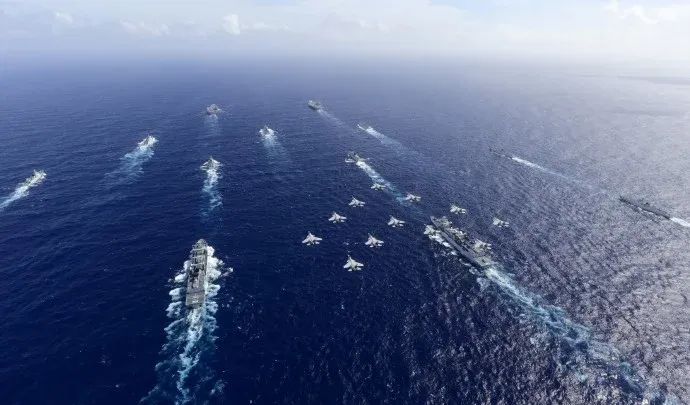 » 8. 山东舰辽宁舰首次双航母编队演练并发出图片近日，海军辽宁舰编队圆满完成年度远海实战化训练，安全顺利返回母港
