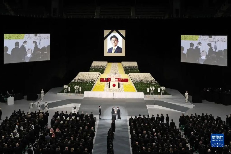 » 12. 首相安倍晋三在武道馆举行国葬日本前首相安倍晋三的国葬仪式27日在东京举行