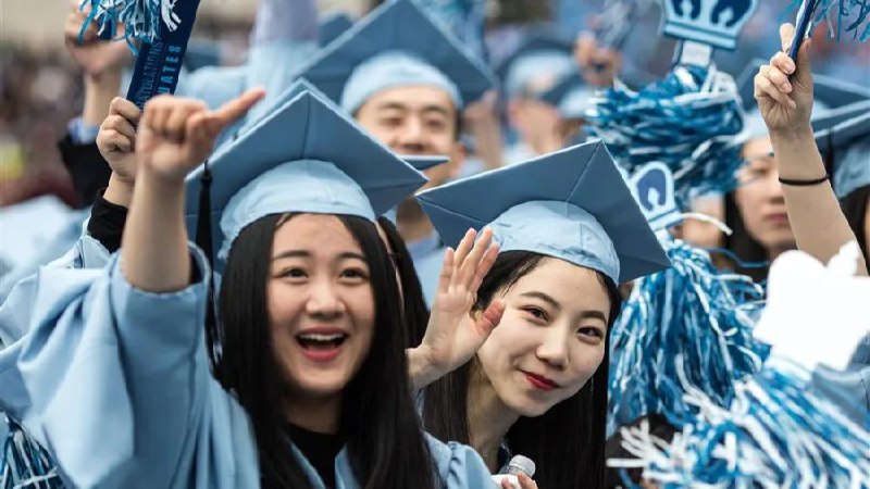 » 4、 美国数据确认印度留学生超过中国 2009年以来首次美国国务院和非营利组织国际教育协会当地时间18日公布的数据显示，2023—2024学年，印度学生成为美国高等教育中最大的国际学生群体，在美留学生数量为33.2万，同比增加23%，占美国国际学生总数的29.4%