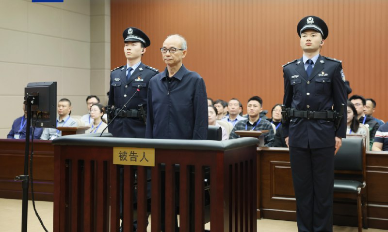 » 5、 中国地质调查局长钟自然判刑13年2025年4月16日，浙江省宁波市中级人民法院一审公开宣判自然资源部原党组成员、中国地质调查局原党组书记、局长钟自然受贿、故意泄露国家秘密案，对被告人钟自然以受贿罪判处有期徒刑十二年，并处罚金人民币二百万元，以故意泄露国家秘密罪判处有期徒刑二年，决定执行有期徒刑十三年，并处罚金人民币二百万元；对钟自然受贿犯罪所得财物及孳息依法予以追缴，上缴国库