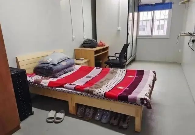 » 1. 山东济南一处方舱变身“人才公寓”，企业员工拎包入住1月26日，大年初五，急企业节后复工复产之急，济南高新区技能人才公寓正式对外亮相