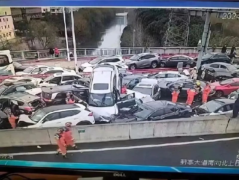 » 6. 道路结冰导致苏州高架普遍事故  近百车辆相互撞击今日7时许，苏州工业园区星塘立交唯新路段，发生多车追尾交通事故，造成3人受伤，已送医救治；6人轻微擦伤，无大碍