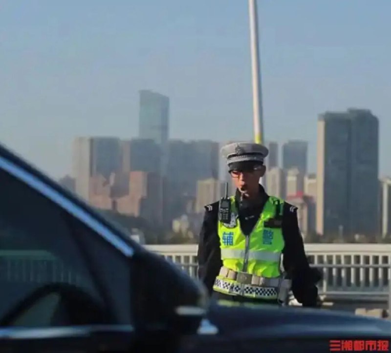 » 10、长沙交警配发AI眼镜近日，长沙市公安局交通管理支队为一线警力配发了AI眼镜