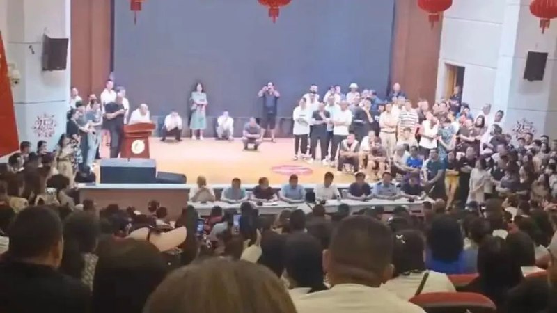 » 16. 陕西延安处理“学生期末考8分事件”：退还违规收费两千余万近日，陕西延安宝塔区延安培文实验学校高二学生期末考8分一事引发网络关注