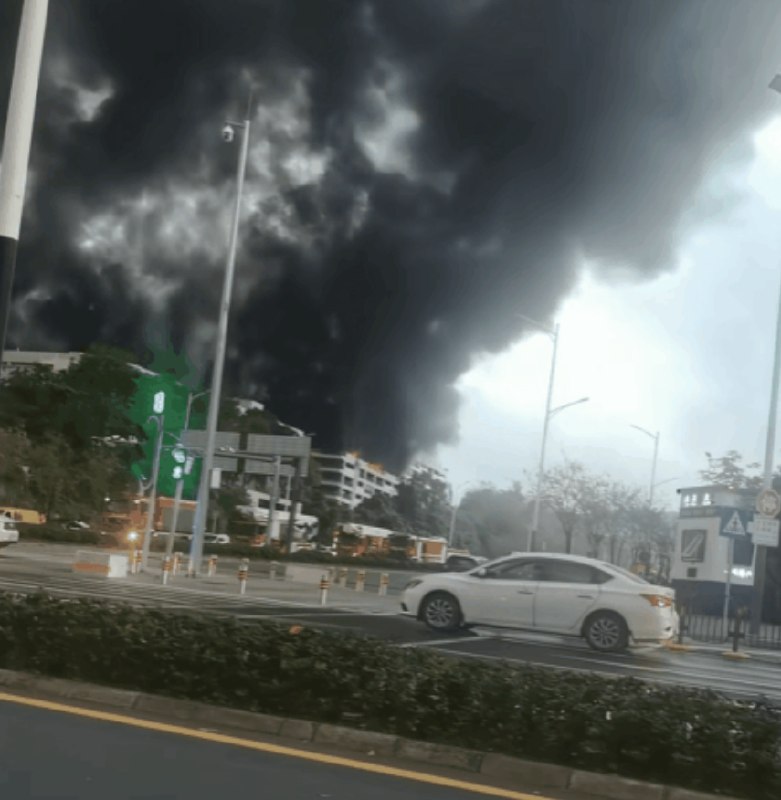 » 4、比亚迪深圳厂区立体车库爆发大规模火灾4月14日，多名网友发视频爆料称疑似比亚迪坪山基地突发火情，现场浓烟冲天