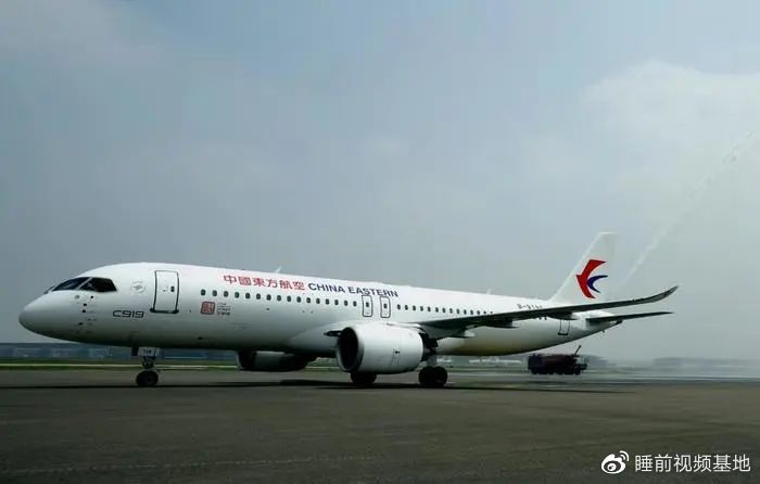 » 2. C919客机执行首个航班，随后将进入上海成都航线今天，国产大型客机C919从上海虹桥机场飞抵北京首都机场，圆满完成这一机型全球首次商业载客飞行