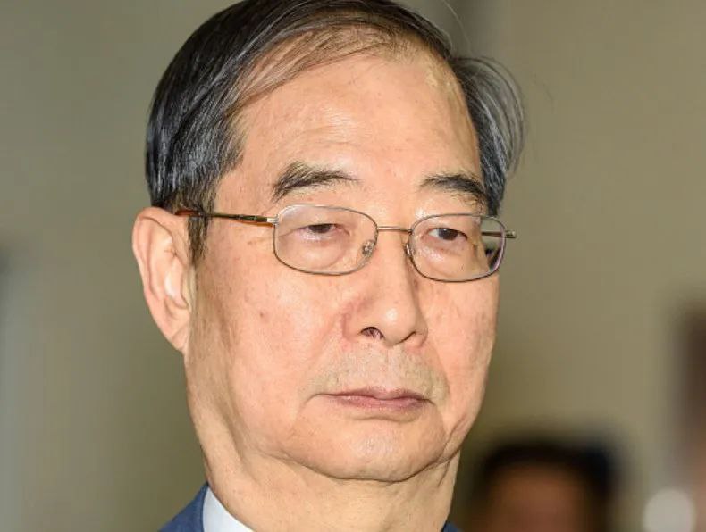 » 6. 韩国国务总理等多名高官同时辞职当地时间4月11日，韩国总统秘书室室长李官燮在新闻发布会上通报，对于韩国执政党国民力量党在第22届国会选举中惨败的结果，总统尹锡悦表示，“将虚心接受国会议员选举中体现的民意，并将为推进政策改革、稳定经济和民生竭尽全力”