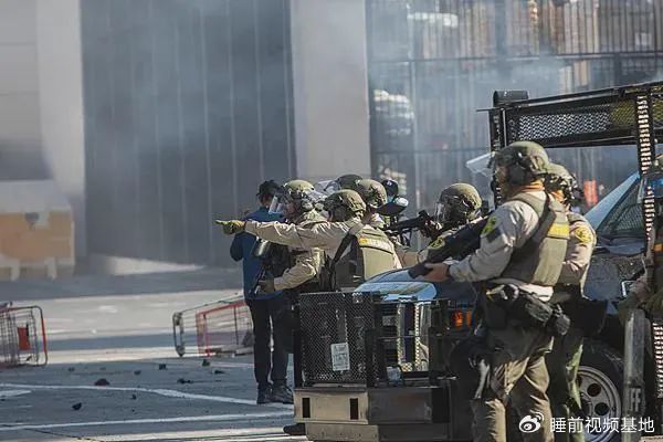 » 4、因搜捕非法移民引发骚乱 特朗普向加州派出2000名国民警卫队据新华社消息，白宫新闻秘书莱维特当地时间7日发布声明称，美国总统特朗普已签署一份备忘录，将向洛杉矶部署2000名国民警卫队人员，以协助联邦机构执法人员在南加州展开针对非法移民的大规模搜捕行动