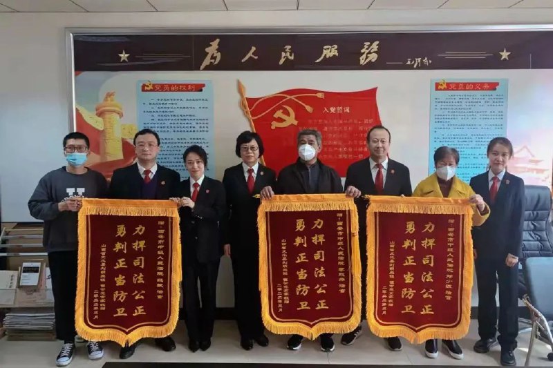 2. 西安店主持刀反击砍伤酒后滋事者，二审改判正当防卫上诉人崔某某系山西省文水县人，大学毕业后携妻女父母在西安市长安区杜曲街办某村开办了一家超市（其姑父在这里开了个菜店）