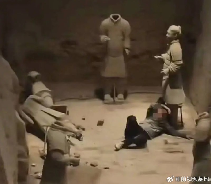 » 6、精神病人跳坑 破坏两个兵马俑央视新闻客户端消息，陕西省西安市公安局临潼分局今日发布警情通报，跳至兵马俑三号坑男子已被公安机关控制
