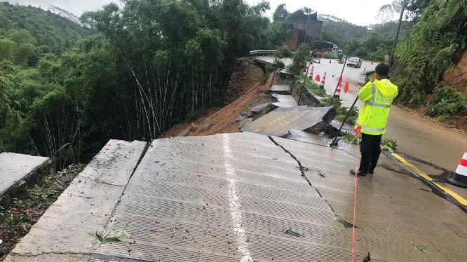 » 12、广西玉林多地发生山体滑坡，致7人死亡3人失联