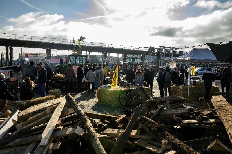 » 15、法国农民拆除路障停止抗议，西意农民宣布继续动员抗议 more…法国农民2日逐步拆除了他们在巴黎和全国其他地方设置的路障