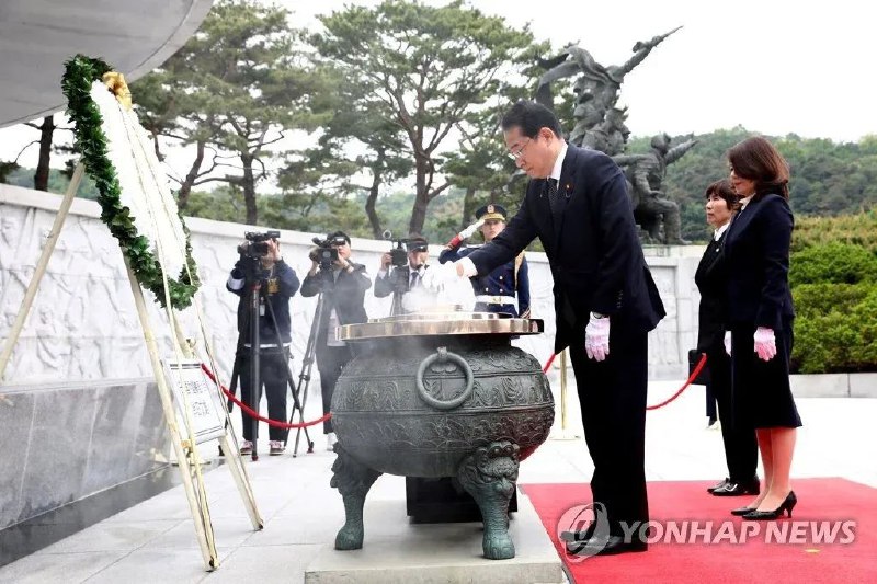 » 6. 日本首相在韩国国家公墓献花圈日本首相岸田文雄5月7日参访了供奉历任韩国总统和战死者的首尔国家公墓