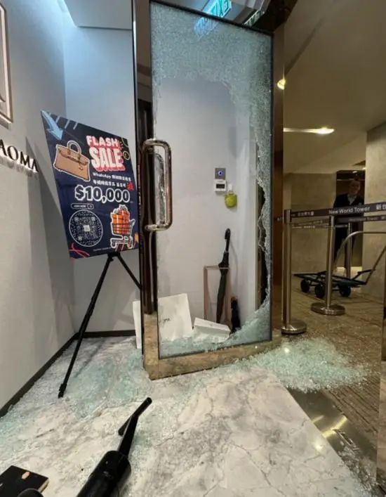 » 4. 香港中环一奢侈品店被抢 丢失66个爱马仕昨天傍晚，香港中环的名牌手袋寄卖店GINZA XIAOMA在社交媒体发文称遭到贼人盗窃