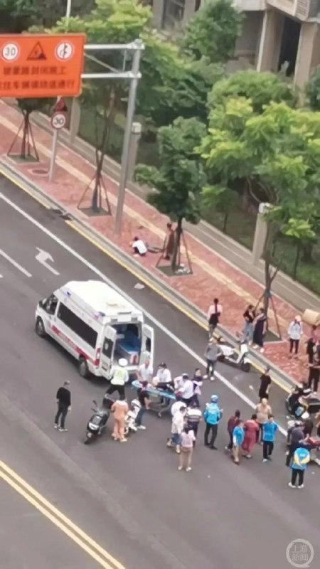 » 7. 长沙一男子驾驶面包车连撞9人，弃车逃跑后落网6月6日13时左右，长沙地铁3号线3号出口往滨河路段（月湖公园北）发生一起面包车碰撞行人事故，目前有9人送医