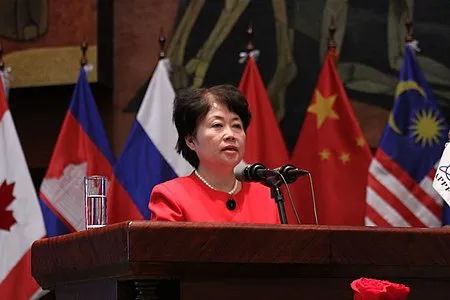 » 3. 钟山任全国人大财政经济委员会主任委员 郭树清等任副主任委员钟山任主任委员；郭树清、沈金龙、史耀斌、翁杰明、田国立、陈雨露、于春生、安立佳、谢经荣任副主任委员