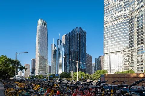 3. 退租面积超过新租 北京二季度写字楼净吸纳量为负二季度，北京写字楼市场数据全面走跌，吸纳量和租金下降、空置率走高