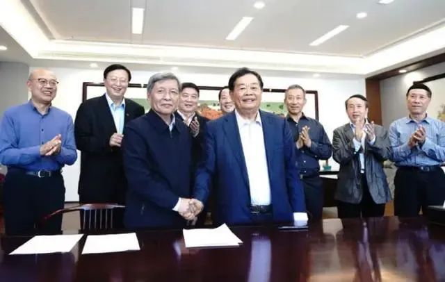» 2. 福耀科技大学放弃今年招生计划 校长疑似辞职5月28日，福州市福耀高等研究院教育发展基金会工作人员表示，福耀科技大学原本计划今年招生，但目前确定今年不会招生
