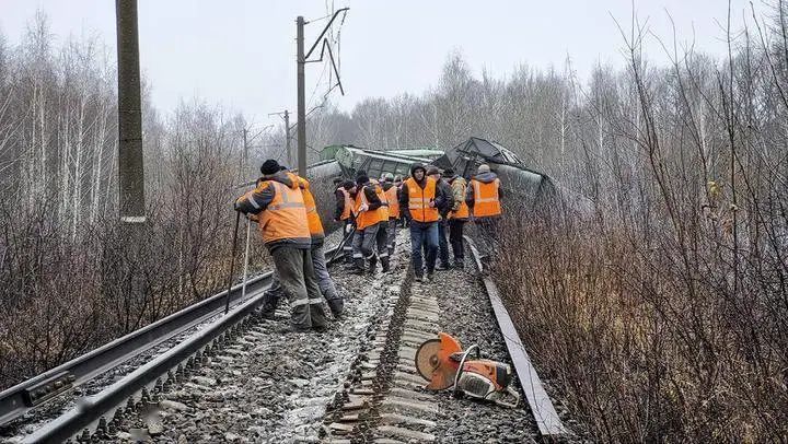 » 14、俄罗斯对列车脱轨发起反恐调查俄乌战争以来铁路多次被破坏俄罗斯当局11月11日说，在莫斯科西南方向有一列货运列车脱轨之后，他们展开了针对“恐怖活动”的调查
