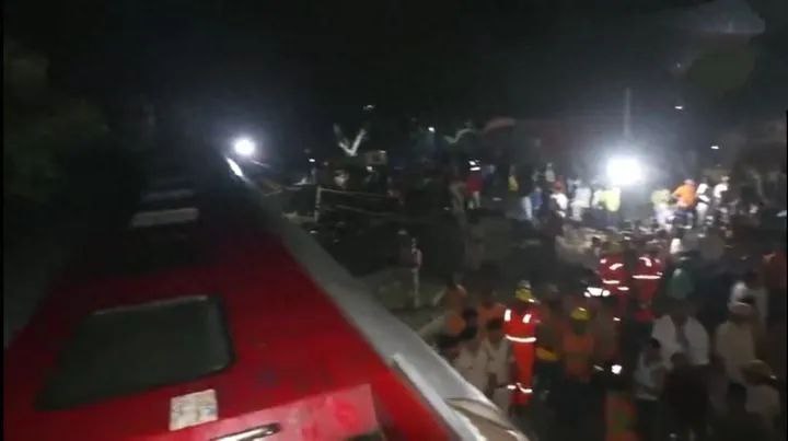 » 15、印度突发列车脱轨事故 已致4人死60人伤11日晚间9时50分左右，一辆从德里开往阿萨姆邦的列车在比哈尔邦伯格萨尔地区附近行驶时，发生脱轨事故，至少六节车厢脱轨，造成4人死亡，60人受伤