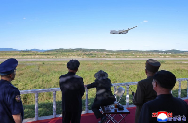 » 7、金正恩与朝鲜大型无人机合影据中国新闻网引述朝中社19日报道，朝鲜劳动党总书记、国务委员长金正恩9月18日指导了无人航空技术联合体所属研究所和企业研发生产的无人武器装备性能试验
