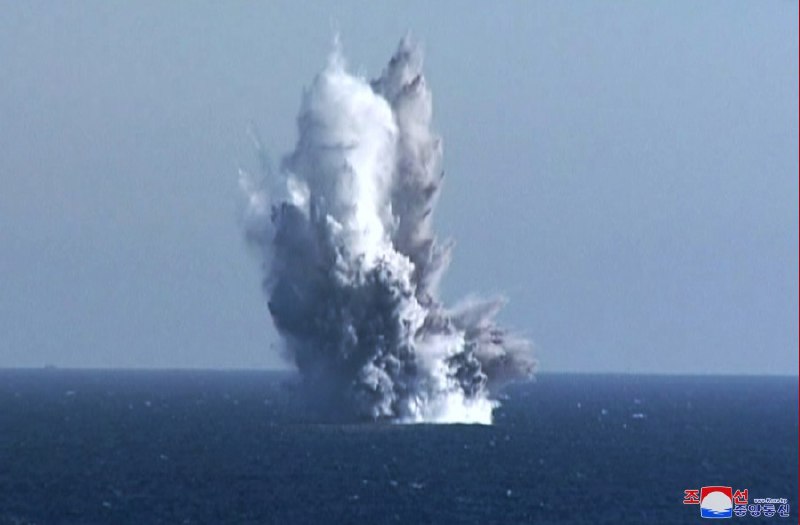» 8. 朝鲜首度公开“核无人潜水攻击艇” 称可攻击敌方港口“掀起海啸”朝鲜于21日至23日进行一系列军事训练活动，包括新型水下攻击武器系统试验，动用了名为“海啸”的核无人潜水攻击艇