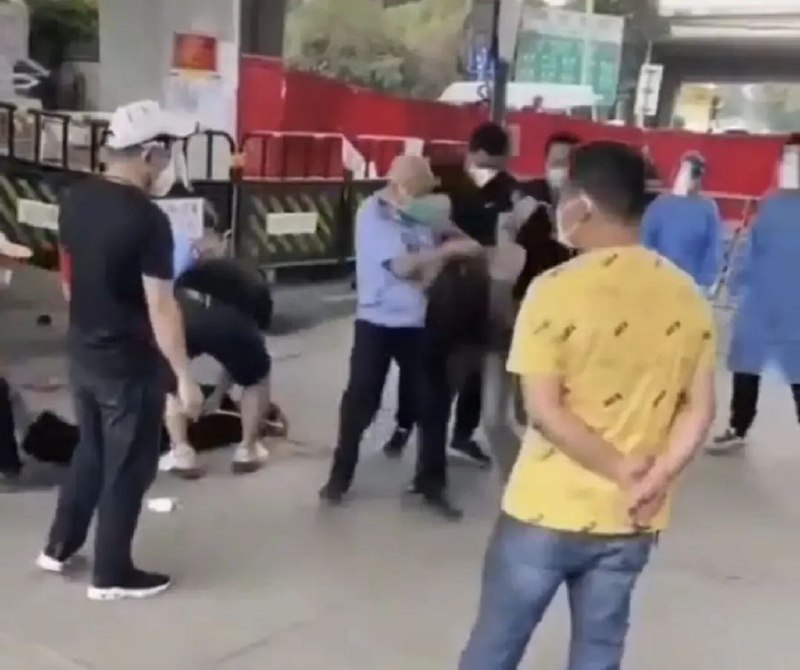 » 2. 广州海珠区2名女子手被反绑跪地 警方回应 日前，广州一段2名女子与多人发生冲突的视频引发网友热议