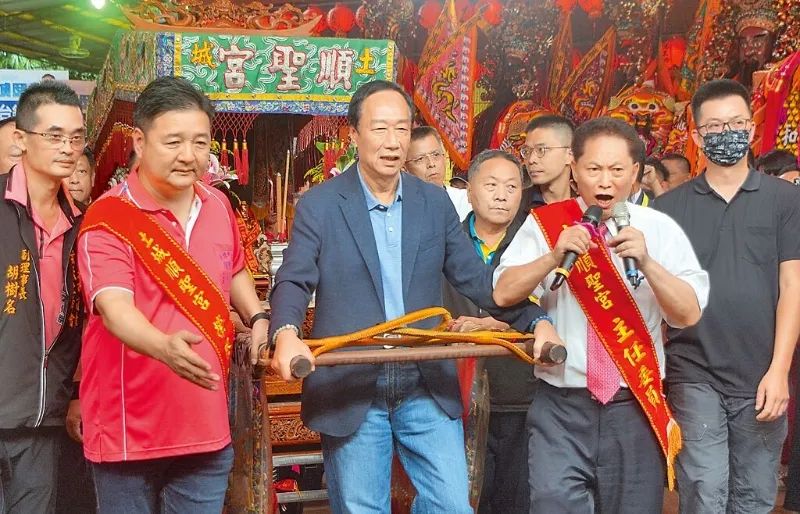 » 6. 国民党新北市议员给郭台铭站台  党部只给口头警告据台媒报道，国民党新北市“立委”参选人、现任市议员林金结近日与鸿海集团创办人郭台铭同框，被质疑倒戈