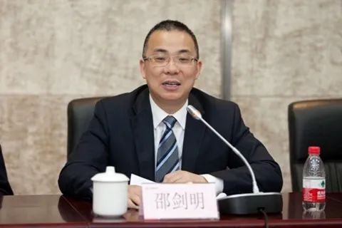 13. 任职11年 杭州地铁“一把手”主动投案5月14日，杭州市纪委监委通报，杭州市地铁集团有限责任公司党委书记、董事长邵剑明涉嫌严重违纪违法，主动投案，目前正在接受杭州市纪委市监委纪律审查和监察调查
