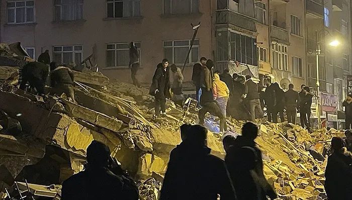 » 5、土耳其叙利亚交界处发生7.8级地震：两国数千伤亡 多个邻国有震感2月6日凌晨，土耳其东南部（北纬37.15度，东经36.95度）与叙利亚交界处遭遇强烈地震，至少10个省份受到影响