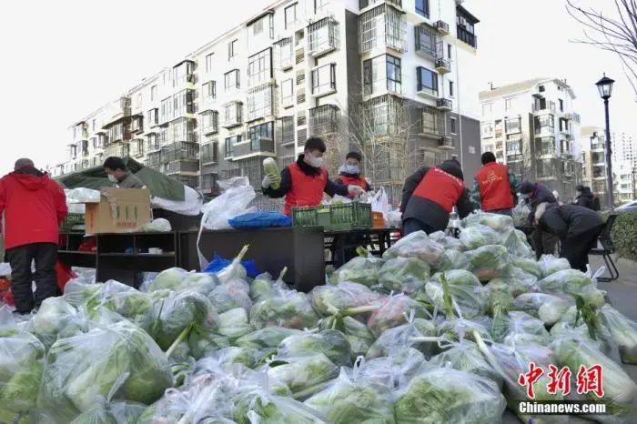 8. 八万二千个岗位近90万人报名，这届年轻人为何爱考“社工”近日，民政部表示，全国已发布8.2万个城市社区专职工作岗位，全部面向高校毕业生开放，其中2.5万个岗位专门招聘高校毕业生
