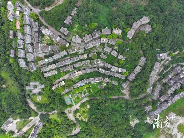 » 3. 广州黄埔区新出让一块土地，据称用来安置烂尾楼业主7月30日，广州开发区规划和自然资源局在网络上发布了一则国有建设用地使用权网上挂牌出让公告