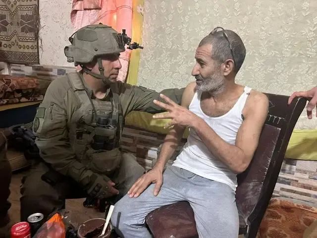 » 7. 以色列第一次在加沙地道中救出人质卡伊德·法尔汉·阿尔卡迪 ，是一名被哈马斯武装分子俘虏到加沙地道中的人质，在经历了326天的囚禁生活之后，他被以色列国防军救了出来，并成功地带回了家乡