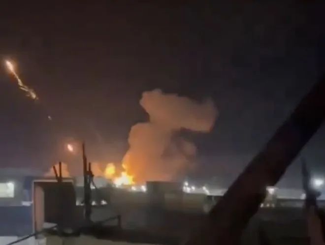 » 10. 美国大规模轰炸伊朗驻伊拉克叙利亚军事基地当地时间2月2日，美军对伊拉克和叙利亚境内超过85个目标进行空袭，以作为对驻约旦美军事基地日前遭到袭击的报复