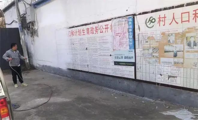 » 2. 多地清理过时计划生育宣传标语  不符合三孩生育政策的都擦掉今年2月底，《健康时报》曾刊发报道披露，经记者近期调查发现，河北、甘肃、海南、福建、云南、山西、四川、湖南、湖北等地的居民房墙上或宣传栏上，类似“禁止生育第三个子女”的过时宣传标语仍然相当广泛地存在