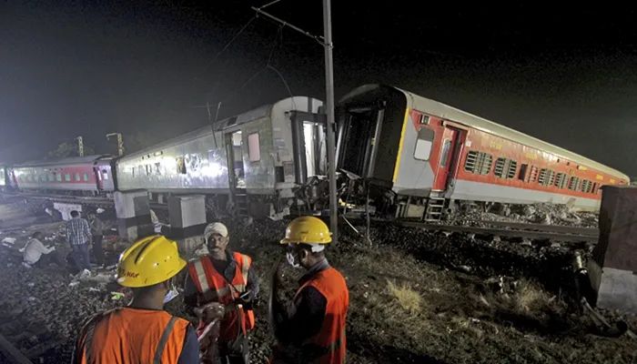 » 2、印度列车相撞事故致超300人死亡，1000多人受伤 more…据印度NDTV公布的数据，2日发生的奥迪沙邦列车相撞事故已造成300多人死亡，1000多人受伤