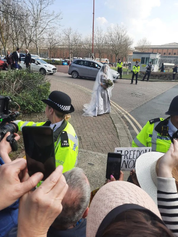 7. 阿桑奇和未婚妻在英国监狱中完婚当地时间23日，“维基解密”创始人朱利安·阿桑奇在英国一座监狱中与未婚妻斯黛拉·莫里斯完婚，整个婚礼过程受到狱方严密监控