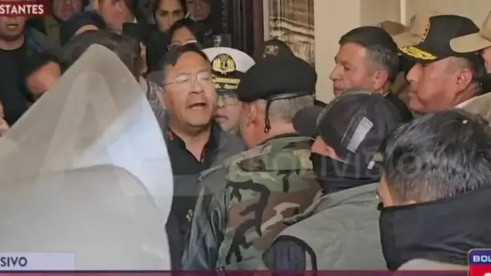 » 7. 玻利维亚前陆军司令政变冲进总统府  已被镇压政变军人没想到，他们正努力寻找的总统，竟然自己“送上门”来了