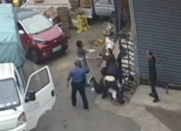 » 9. 宜宾父子俩被群殴还手遭拘，警方认定互殴：存在积极还击情况5月8日，四川省宜宾市翠屏区法院开庭审理了一对父子不服翠屏公安分局行政处罚提起行政诉讼一案