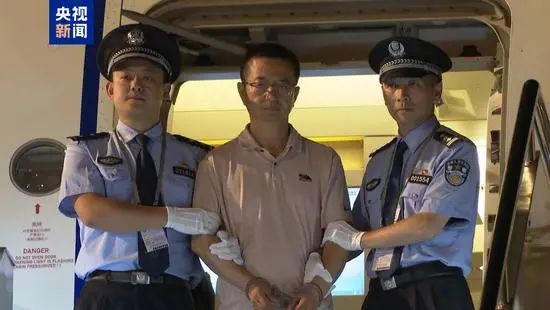 » 5. 海通证券副总经理姜诚君被遣返回国近日，在中央反腐败协调小组国际追逃追赃工作办公室统筹协调和公安部等部门协助下，经上海市监察机关、公安机关与有关国家执法机关密切合作，外逃职务犯罪嫌疑人姜诚君在境外落网并被遣返回国