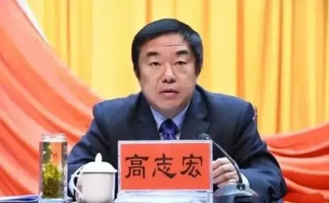 » 1. 截留口罩被免职的大理书记被双开：为减轻处分而行贿12月13日晚，云南大理州纪委监委发布消息，大理州人大常委会机关二级调研员高志宏严重违纪违法被开除党籍和公职