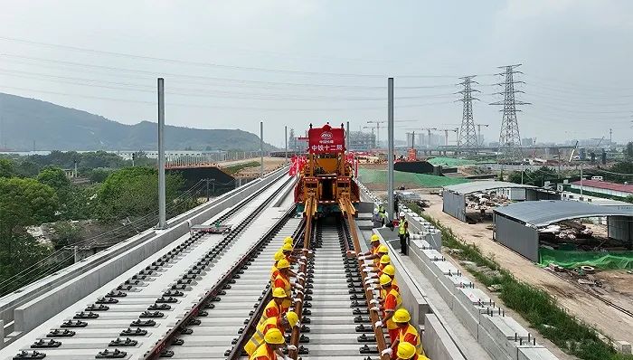 10. 南沿江城际铁路铺轨、北沿江高铁获批，沪宁间将有4条高铁9月1日，南沿江城际铁路已经进入全线铺轨阶段，项目距离开通更近一步