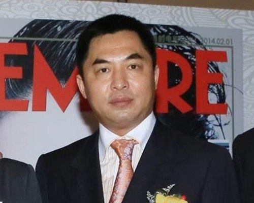 » 7. 天上人间老板覃辉纽约认罪 面临重刑曾名列“福布斯”杂志亿万富豪榜、香港星美文化创办人、56岁的中国公民覃辉，当地时间18日在纽约东区联邦法院认罪，他被控以他人名义进行政治捐献、移民欺诈、伪造身分文件等罪名
