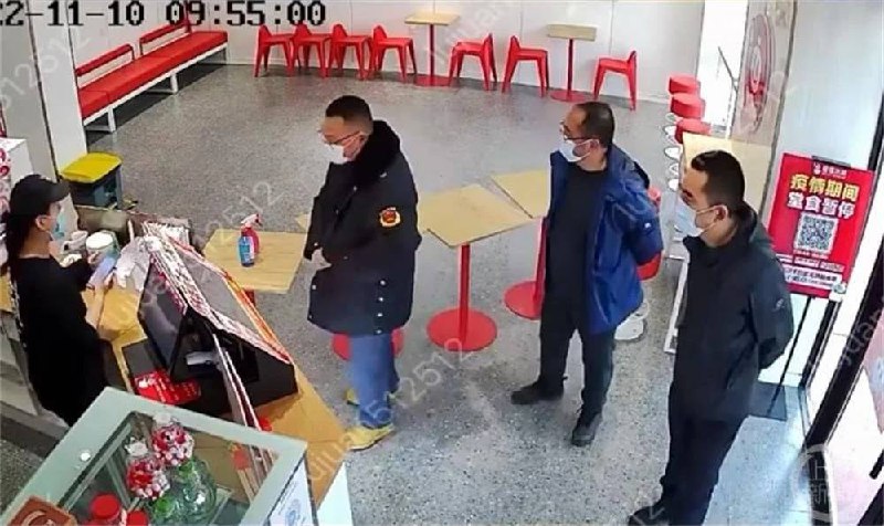 » 14、黑龙江一奶茶店员先说欢迎光临被勒令关门 官方说“执法人员”是假冒的11月11日，上游新闻记者了解到，事发地点为黑龙江省大庆市肇州县一家蜜雪冰城门店，监控时间显示为11月10日上午9时54分