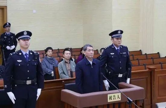 » 1. 柳州书记吴炜死缓12月19日，广西壮族自治区北海市中级人民法院一审公开宣判柳州市委原书记吴炜受贿、滥用职权一案，对被告人吴炜以受贿罪判处死刑，缓期二年执行，剥夺政治权利终身，并处没收个人全部财产；以滥用职权罪判处有期徒刑六年六个月；决定执行死刑，缓期二年执行，剥夺政治权利终身，并处没收个人全部财产；对被告人吴炜受贿犯罪所得及孳息，依法予以追缴，上缴国库；不足部分，继续追缴