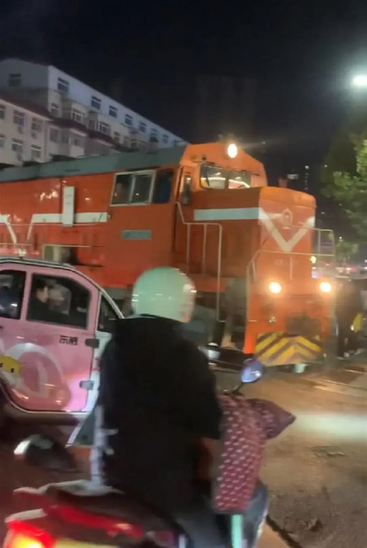 » 11. 河南一汽车停在铁轨上逼停火车，警方回应11月30日晚，河南平顶山一个十字路口附近，一辆汽车停在铁轨上，挡住了火车的去路，一度将火车逼停