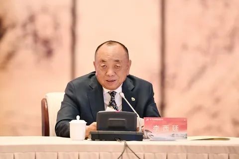 1. 中国新移民富豪轮流坐庄新加坡首富福布斯最新发布的全球富豪榜显示，新加坡排名前十的富豪中，中国新移民富豪占据半壁江山，迈瑞医疗联合创始人李西廷以176亿美元（约合人民币1120亿元）的身家，成为新加坡首富，但全球排名从2021年的第82位跌至第94位