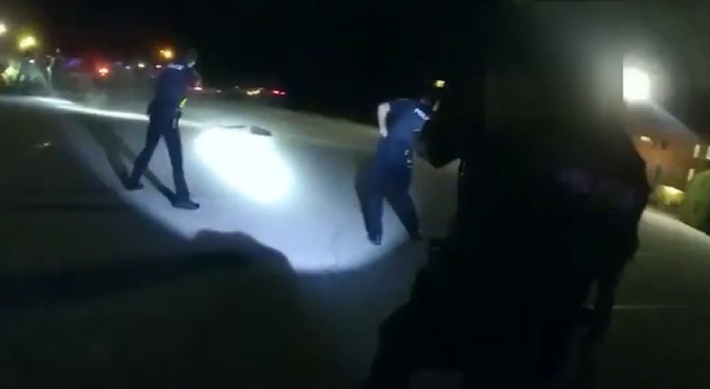 12. 美国一黑人男子被8警察枪杀，身中60多枪事发于当地时间6月27日凌晨