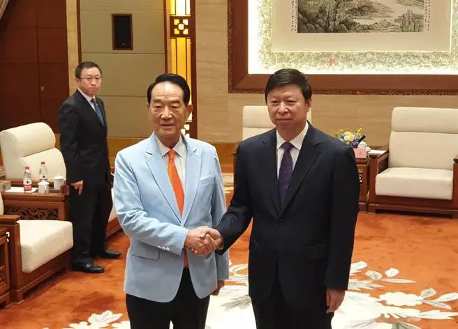 » 11、国台办主任宋涛会见亲民党主席宋楚瑜宋涛8日在广东省中山市会见前来出席第五届海峡两岸中山论坛的亲民党主席宋楚瑜